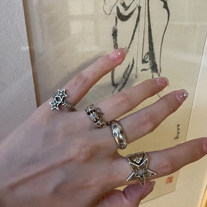 Set di anelli vintage in argento con stelle e design regolabile su mano modella