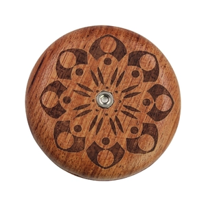 Draufsicht auf UFO-Brotmesser aus Palisander mit graviertem Mandala-Muster-Detail