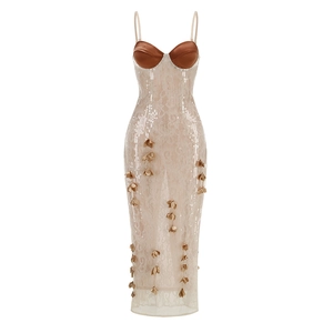 Détail de paillettes sur robe en dentelle beige avec bonnets en satin et fleurs
