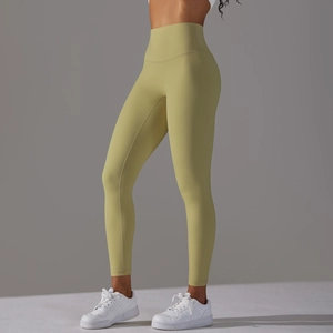 Détail du legging de yoga taille haute vert olive clair avec couture effet push-up fessier