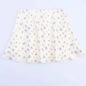 Robe à bretelles minimaliste en satin à fleurs violettes sur fond crème doux