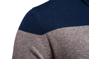 Detail der Schulternaht mit dunkelblauer und graubrauner Strickstruktur am Polo-Pullover