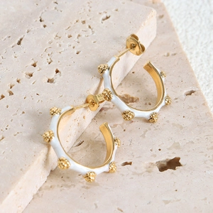 Französische schicke goldene C-Ohrringe mit weißer Emaille und erhabener Kugelstruktur