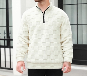 Détail du sweat-shirt blanc pour hommes avec demi-zip et texture gaufrée à carreaux