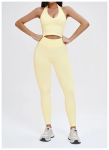 Détails de l'ensemble de yoga côtelé jaune avec haut licou et leggings taille haute