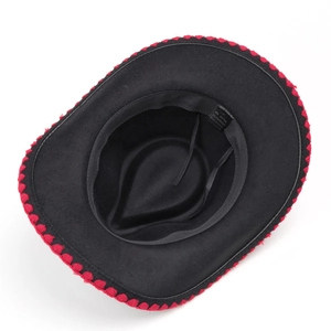 Détail de l'intérieur du chapeau en laine avec étiquette et bordure à pompons rouges
