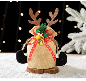 Vue détaillée du sac cadeau renne avec texture lin et ruban festif aux flocons de neige