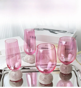 Set de verres à whisky roses avec tiges serties de strass sur un plateau miroir chic