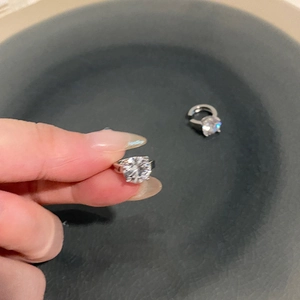 Eleganti orecchini a clip tondi in argento con brillanti pietre di zirconia cubica
