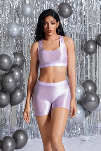 Dettaglio degli shorts da yoga a vita alta lavanda con finitura metallica lucida elastica