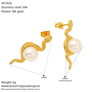 Vue détaillée des boucles d'oreilles serpent en plaqué or 18 carats avec dimensions