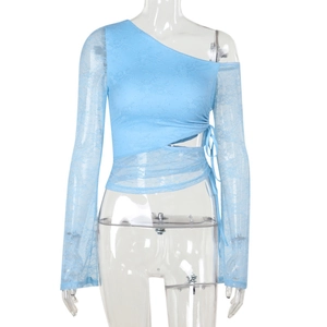 Dettaglio del top in pizzo celeste con design monospalla asimmetrico e coulisse laterale