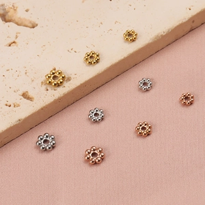 Dreifarbige Edelstahl-Blumenzwischenperlen in Gold Silber und Roségold für Schmuck
