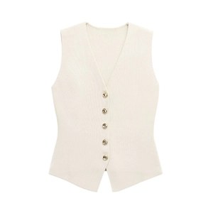 Détail du gilet en maille crème avec col en V et boutons décoratifs en métal doré