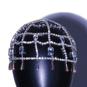 Coiffe de luxe en cristal argenté avec pendentifs violets sur une chaîne de tête