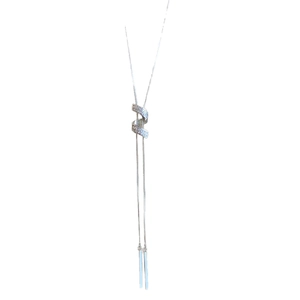 Collana con pendente a S attorcigliato con pietre lucide ed eleganti nappe lunghe