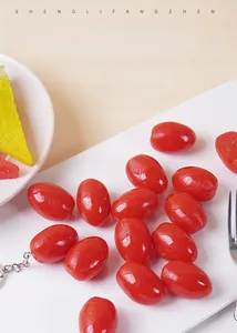 Vista dettagliata del modello di pomodoro ciliegino artificiale con polpa realistica