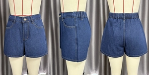 Vue triple du short en jean bleu foncé à taille haute avec taille élastique sur mannequin