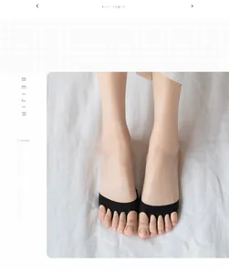 Nahaufnahme schwarzer Fünf-Finger-Halbsocken für High Heels mit rutschfestem Design