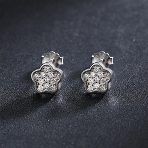 Funkelnde S925 Sterlingsilber Blumenohrstecker mit Zirkonia Steinen auf dunklem Hintergrund