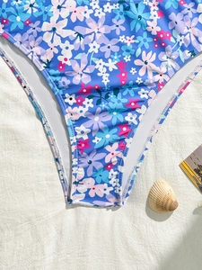 Bas de bikini chic à fleurs bleu et violet, maillot de bain élégant de qualité pour femme
