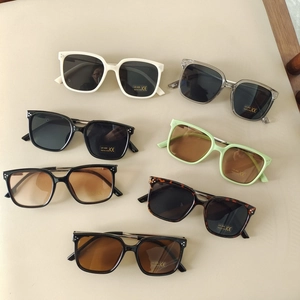 Multiple colors of kids UV400 fashion sunglasses in beige and leopard patterns