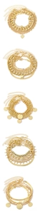 Détail de cinq bracelets de cheville dorés multicouches avec pendentifs cœur et étoile