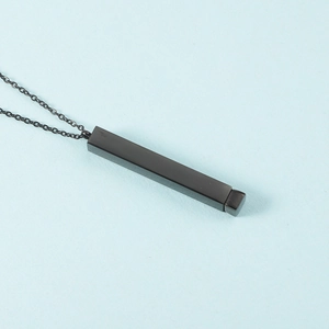 Detailopname van de zwarte dubbellaagse verticale staafhanger aan een metalen ketting