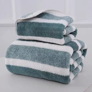 Asciugamani assorbenti a righe con bordi bianchi in colori blu e bianco