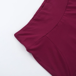 Dettaglio delle cuciture e della trama a maglia fine del set sportivo color bordeaux