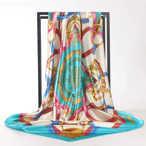 Carré de soie 90cm avec chaînes dorées et motifs floraux en bleu pastel et or élégants
