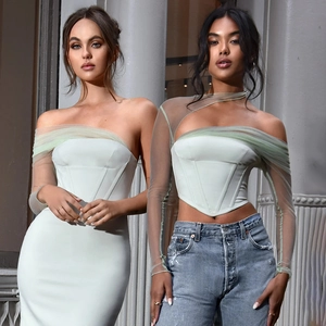 Dettaglio del top a fascia in mesh verde chiaro abbinato a gonna e jeans
