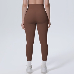 Rückansicht der braunen High-Waist-Yogahose mit figurformenden Nähten für den Push-up-Effekt