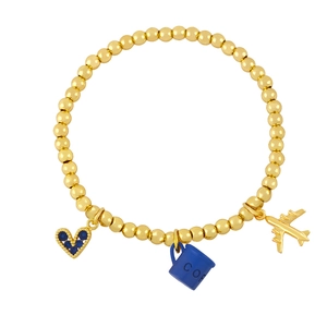 Detail von goldenem Perlenarmband mit blauem Herz, Kaffeetasse und Flugzeuganhängern