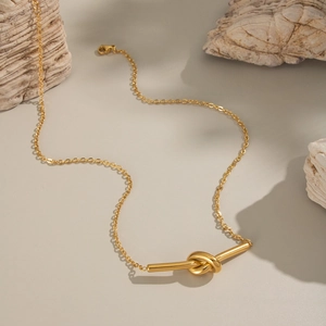 Collier minimaliste en acier inoxydable doré avec barre nouée et chaîne fine