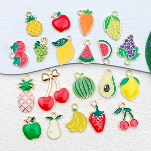 Assortimento di ciondoli a forma di frutta in smalto colorato per gioielli fai-da-te