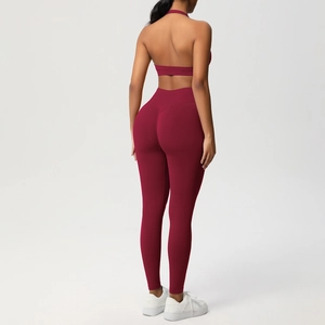 Dettaglio del reggiseno sportivo schiena scoperta e leggings bordeaux senza cuciture