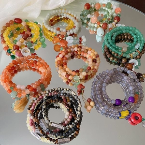 Böhmisches mehrlagiges Perlenarmband mit Steinen und silbernen Blumenanhängern