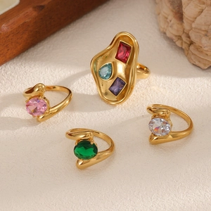 Set di anelli di lusso in acciaio al titanio dorato con zirconi multicolore