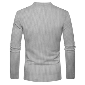 Rückansicht eines grauen Langarmshirts mit gerippter Cord-Struktur aus Baumwolle