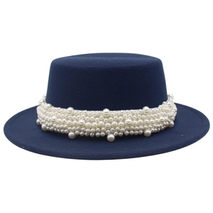 Chapeau canotier bleu marine à bord plat orné d'une bande de perles élégante