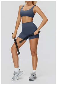 Détail de l'ensemble de yoga bleu marine avec haut à col en U et short de compression