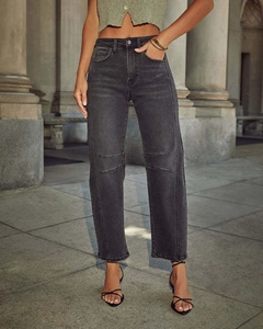 Dettaglio dei jeans grigio scuro a vita alta con gamba dritta e trama in denim lavato