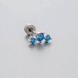 Clou d'oreille labret en acier titane avec zircons bleus et finition argentée chic