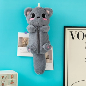 Gros plan détaillé d'une trousse chat en peluche grise avec de grands yeux mignons