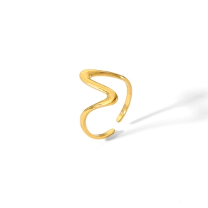 Vue détaillée d'une bague ouverte ondulée en acier inoxydable plaqué or 18 carats poli miroir