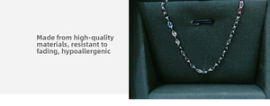 Dettaglio della collana a catena colorata con finitura anallergica e resistente allo sbiadimento
