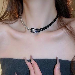 Dettaglio della collana Y2K con catena di diamanti argento e perline nere stile splicing