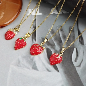 Collier pendentif fraise élégant avec émail rouge et cristaux micro-pavés dorés
