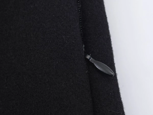 Detailansicht des versteckten Reißverschlusses an der schwarzen Pelz-Shorts für Damen